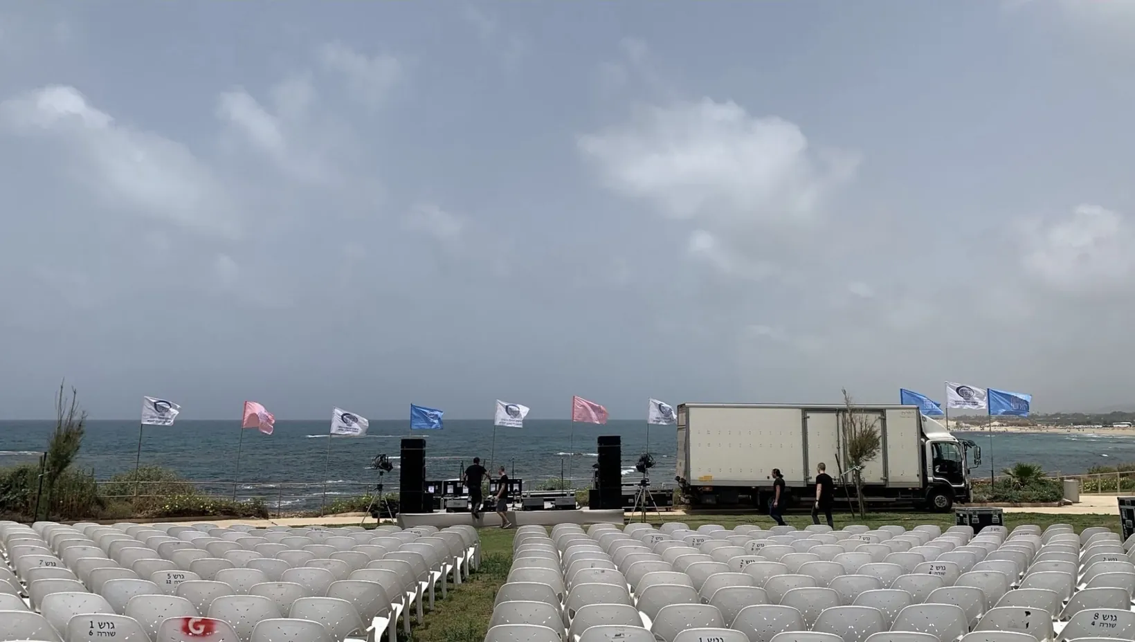 הקמת אירוע חברה מול הים — במה, מערכת הגברה ומאות כיסאות
